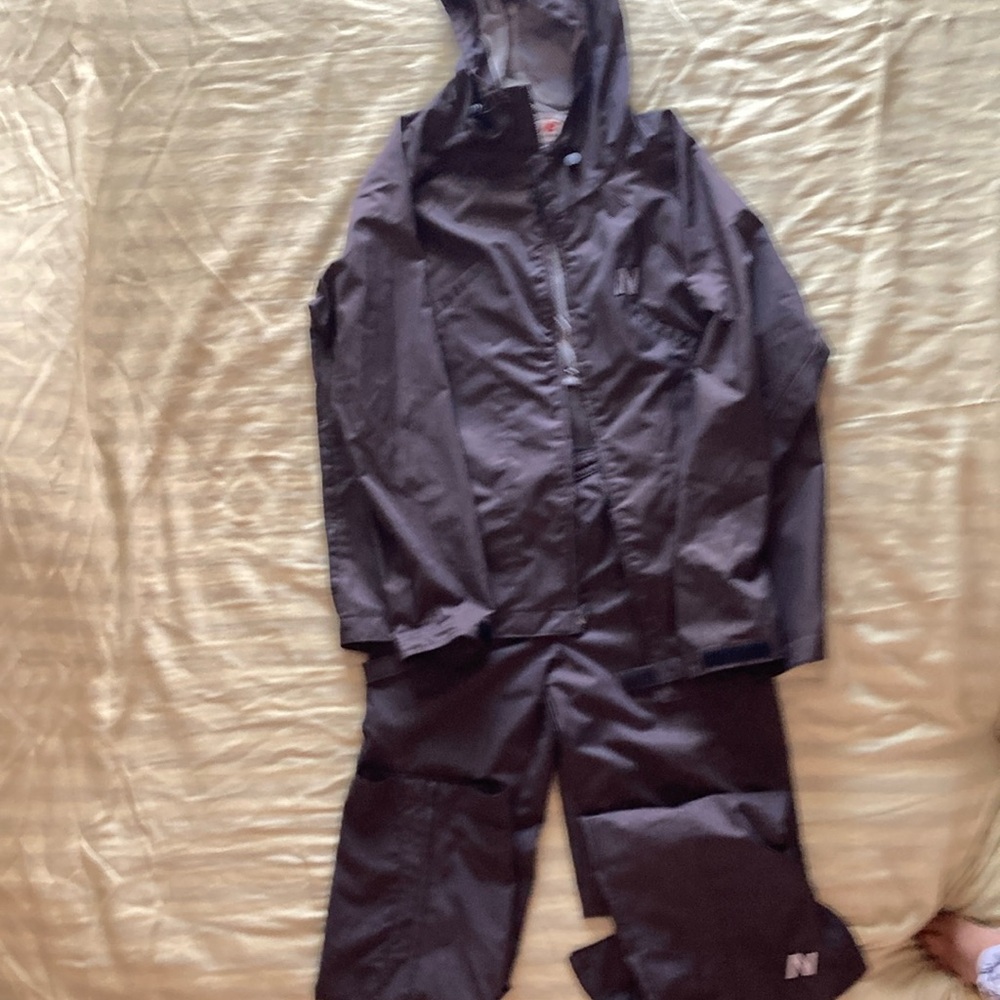 New balance jog/excercize 2 piece, 6 pockets Suit & 2 calf to ancle Zippers.